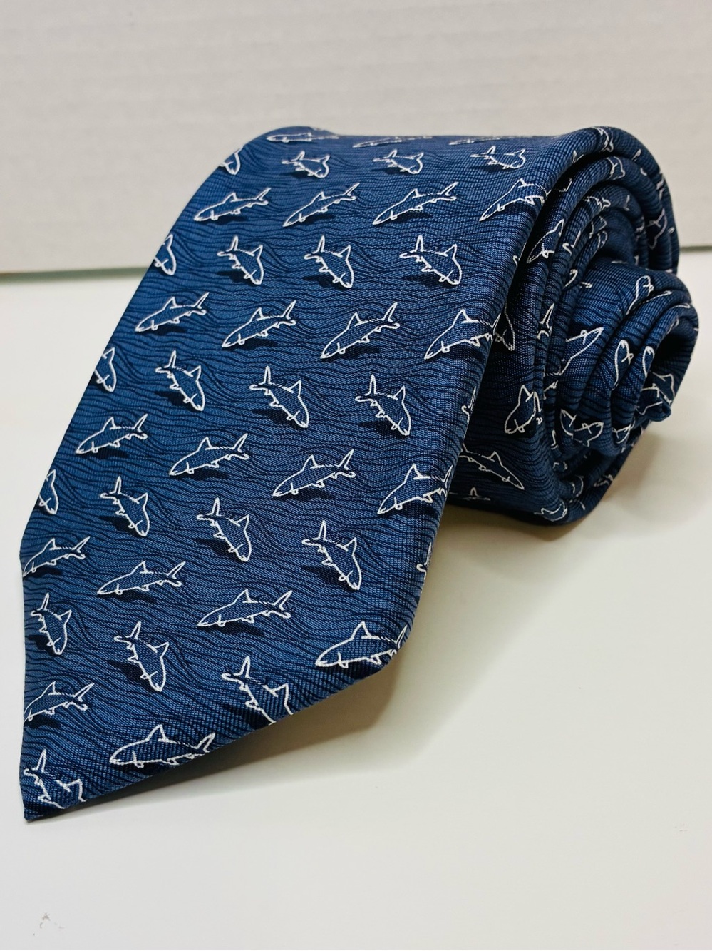 Vineyard Vines Men's Silk Tie Blue Shark Pattern Martha's Vineyard USA 60 x 3.5"